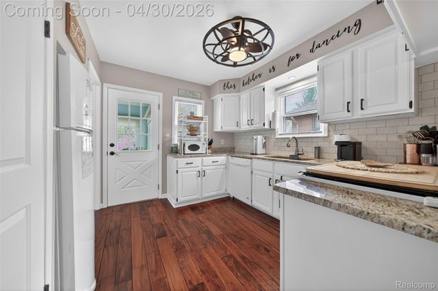 1430 Benvenue Street, Sylvan Lake, MI 48320