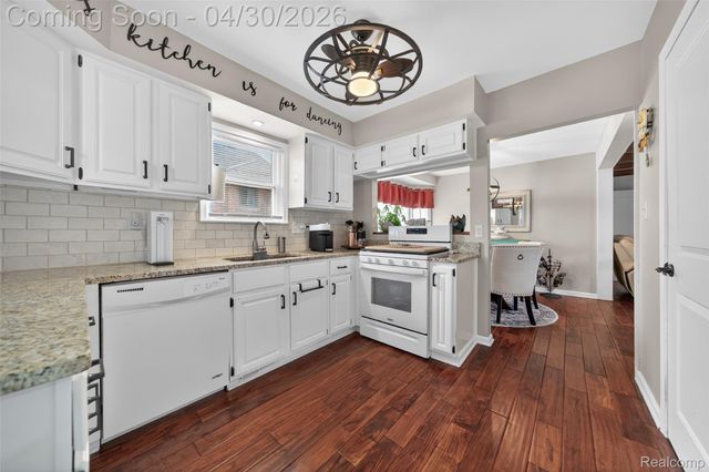 1430 Benvenue Street, Sylvan Lake, MI 48320