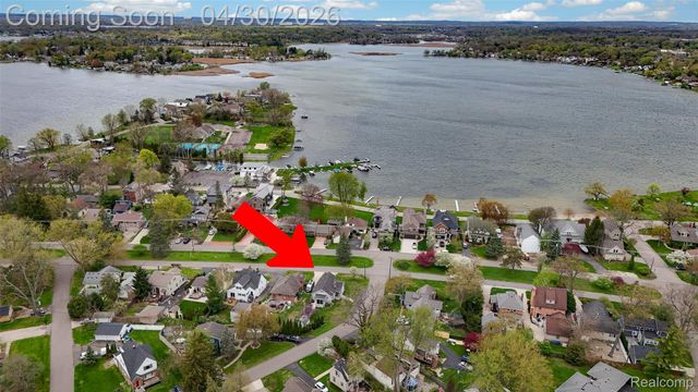 1430 Benvenue Street, Sylvan Lake, MI 48320