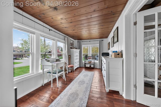 1430 Benvenue Street, Sylvan Lake, MI 48320
