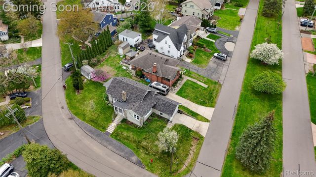 1430 Benvenue Street, Sylvan Lake, MI 48320
