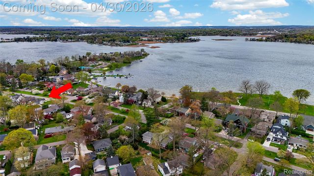 1430 Benvenue Street, Sylvan Lake, MI 48320