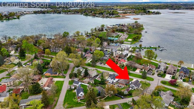 1430 Benvenue Street, Sylvan Lake, MI 48320