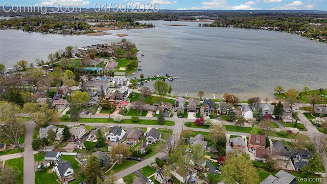 1430 Benvenue Street, Sylvan Lake, MI 48320