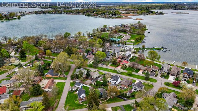 1430 Benvenue Street, Sylvan Lake, MI 48320