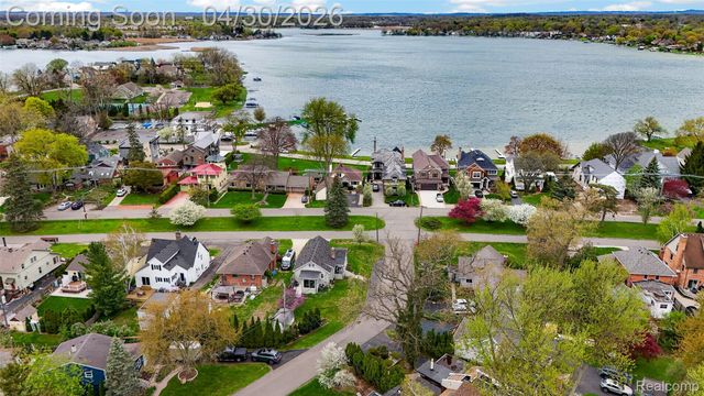 1430 Benvenue Street, Sylvan Lake, MI 48320