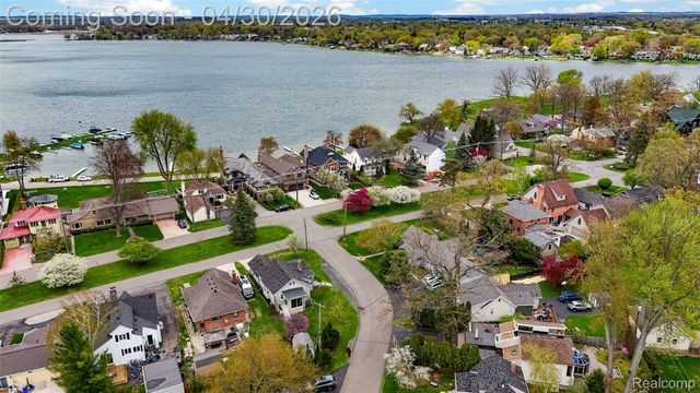 1430 Benvenue Street, Sylvan Lake, MI 48320