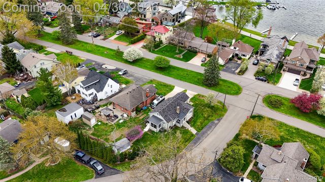 1430 Benvenue Street, Sylvan Lake, MI 48320