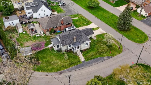 1430 Benvenue Street, Sylvan Lake, MI 48320