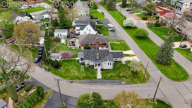 1430 Benvenue Street, Sylvan Lake, MI 48320
