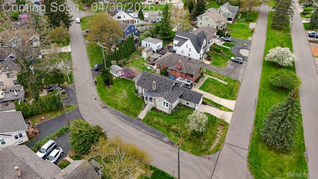 1430 Benvenue Street, Sylvan Lake, MI 48320