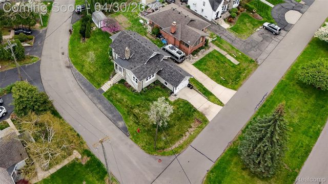 1430 Benvenue Street, Sylvan Lake, MI 48320
