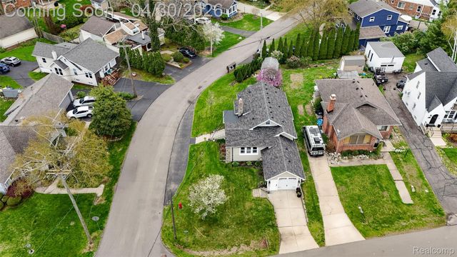 1430 Benvenue Street, Sylvan Lake, MI 48320