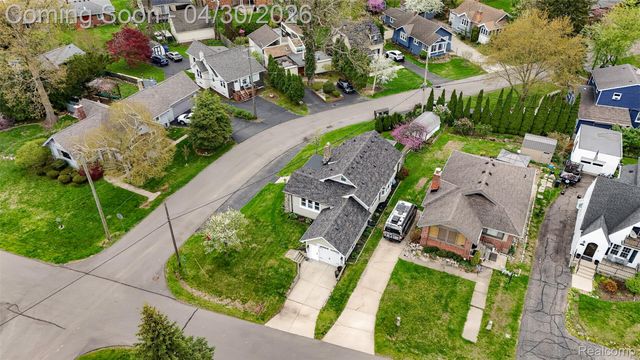 1430 Benvenue Street, Sylvan Lake, MI 48320