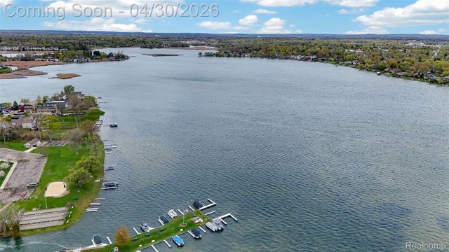 1430 Benvenue Street, Sylvan Lake, MI 48320
