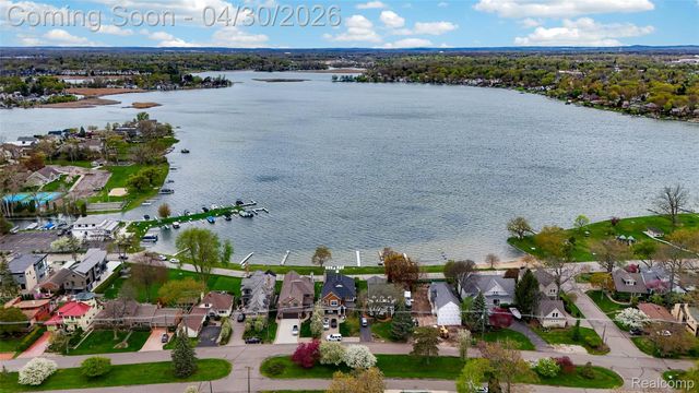 1430 Benvenue Street, Sylvan Lake, MI 48320