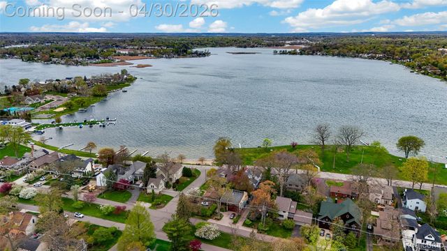 1430 Benvenue Street, Sylvan Lake, MI 48320