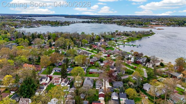 1430 Benvenue Street, Sylvan Lake, MI 48320
