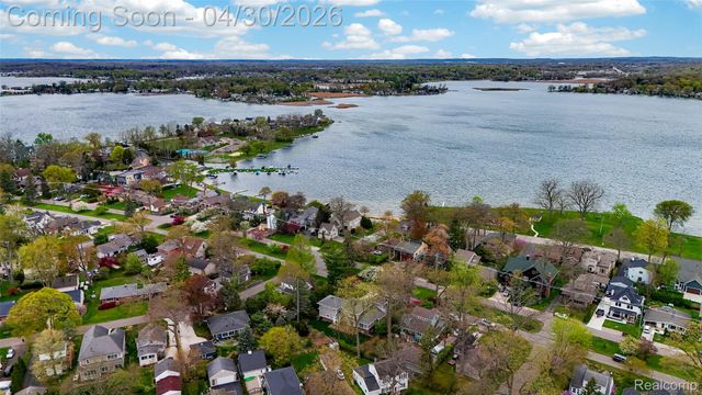 1430 Benvenue Street, Sylvan Lake, MI 48320
