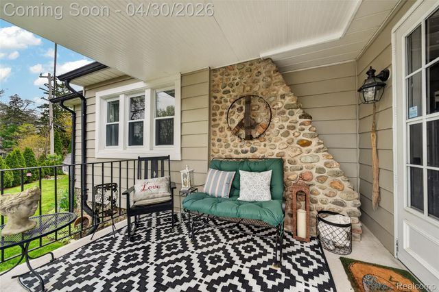 1430 Benvenue Street, Sylvan Lake, MI 48320