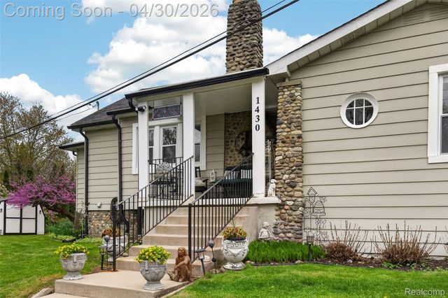 1430 Benvenue Street, Sylvan Lake, MI 48320