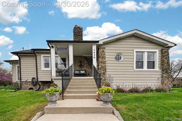 1430 Benvenue Street, Sylvan Lake, MI 48320