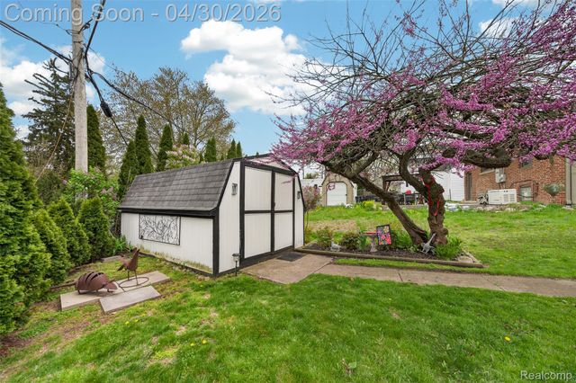1430 Benvenue Street, Sylvan Lake, MI 48320