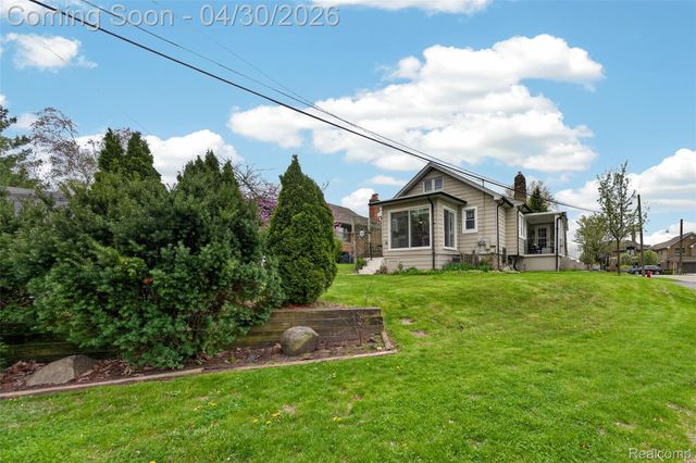 1430 Benvenue Street, Sylvan Lake, MI 48320