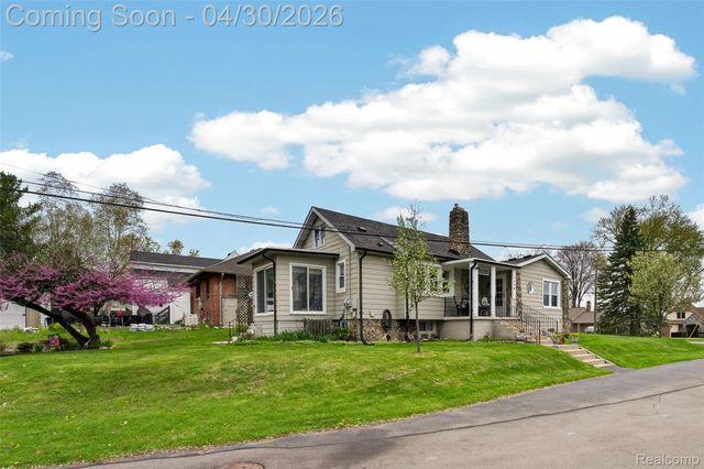 1430 Benvenue Street, Sylvan Lake, MI 48320
