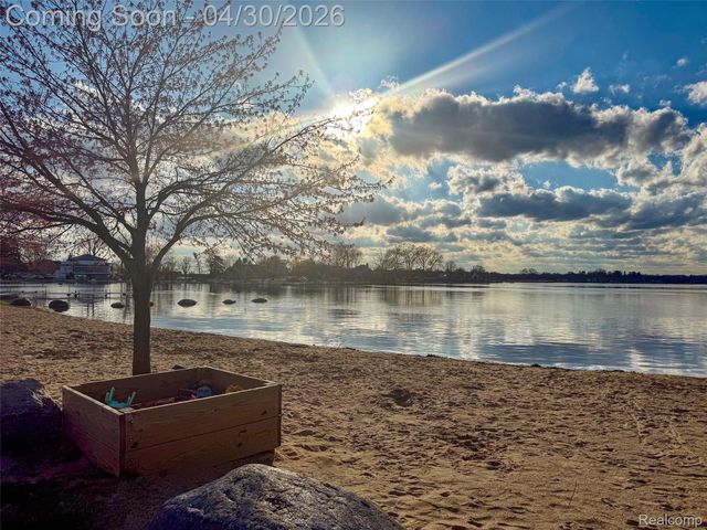 1430 Benvenue Street, Sylvan Lake, MI 48320