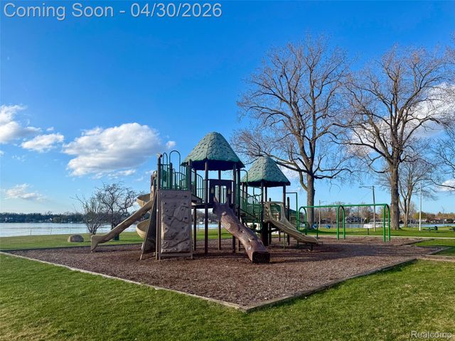1430 Benvenue Street, Sylvan Lake, MI 48320