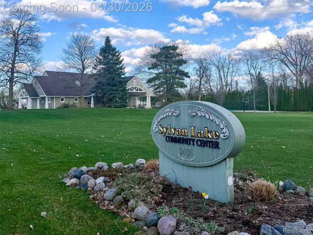 1430 Benvenue Street, Sylvan Lake, MI 48320