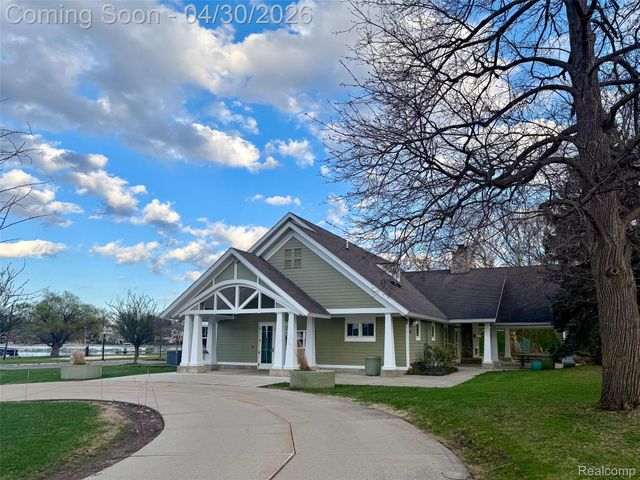 1430 Benvenue Street, Sylvan Lake, MI 48320