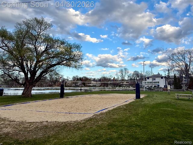 1430 Benvenue Street, Sylvan Lake, MI 48320