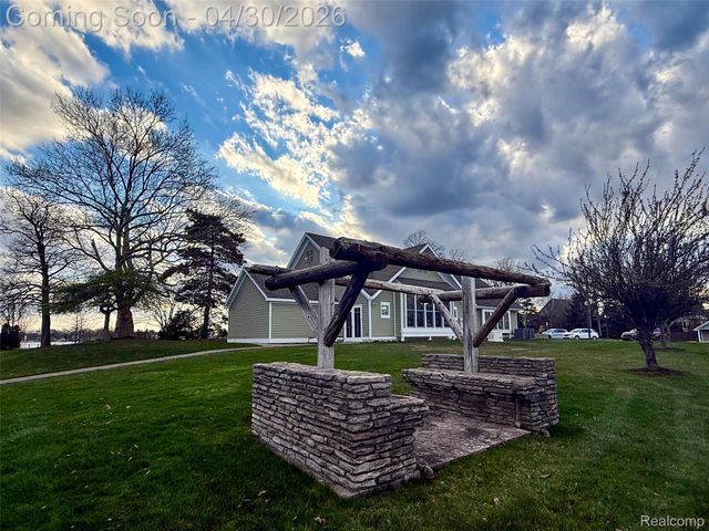 1430 Benvenue Street, Sylvan Lake, MI 48320