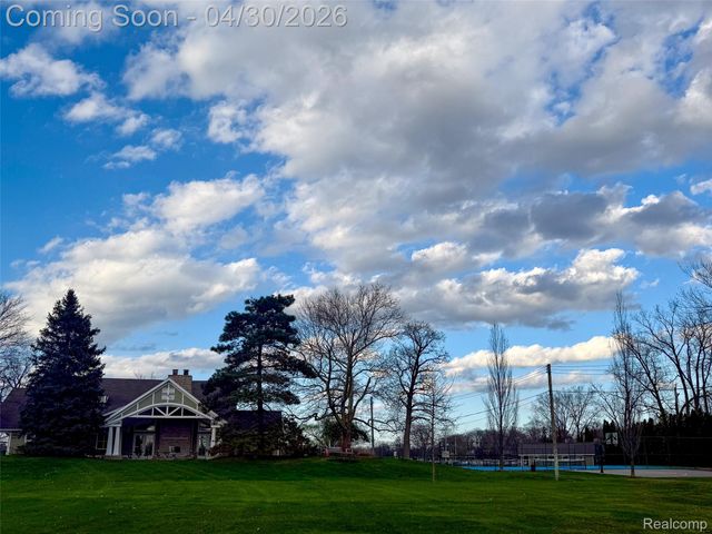 1430 Benvenue Street, Sylvan Lake, MI 48320