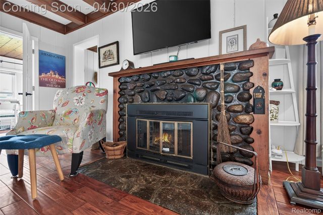 1430 Benvenue Street, Sylvan Lake, MI 48320