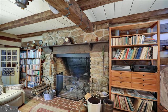 1095 TEXTER MOUNTAIN RD, Robesonia, PA 19551