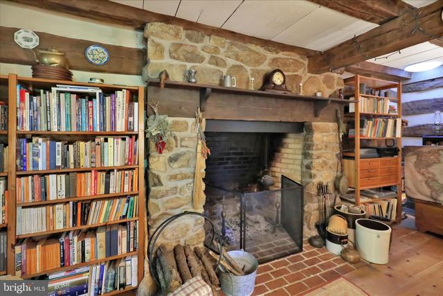 1095 TEXTER MOUNTAIN RD, Robesonia, PA 19551