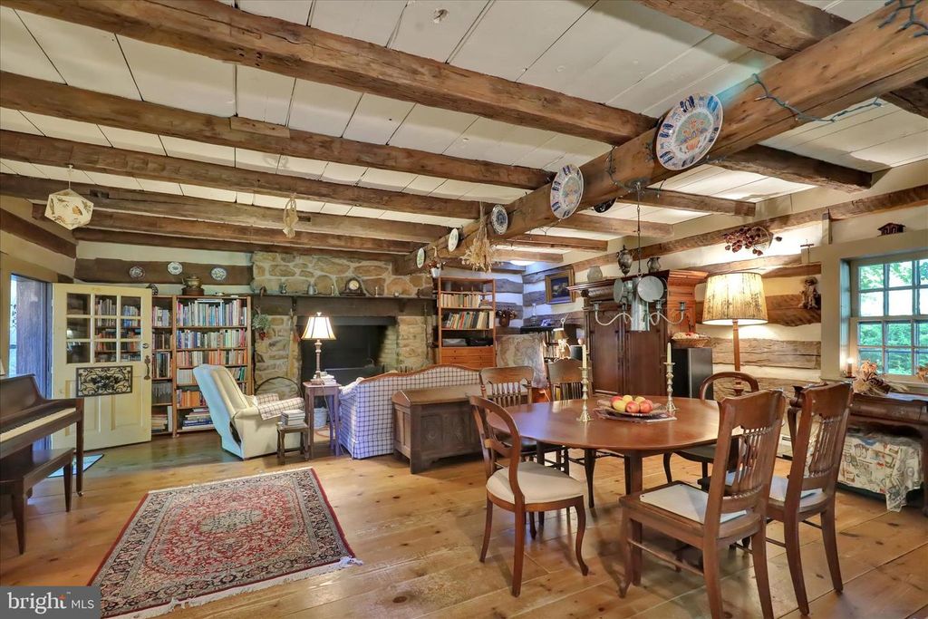 1095 TEXTER MOUNTAIN RD, Robesonia, PA 19551