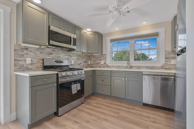 10 Thirteenth St, Wareham, MA 02538