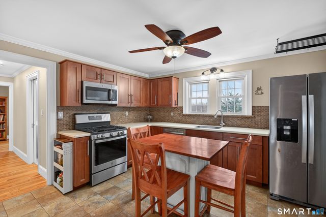 10 Hammer Place, Branford, CT 06405