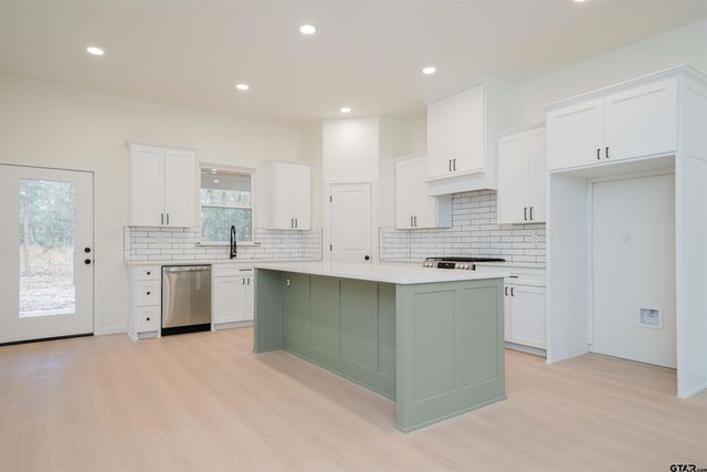 711 King Charles Drive, Scroggins, TX 75480