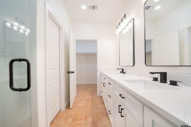 711 King Charles Drive, Scroggins, TX 75480