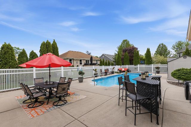 348 S Maple LANE, Saukville, WI 53080