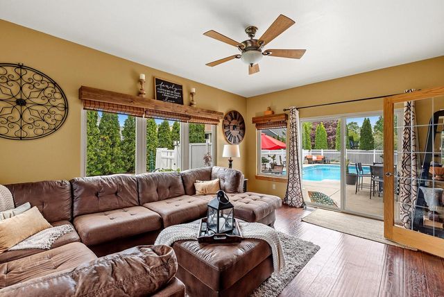 348 S Maple LANE, Saukville, WI 53080