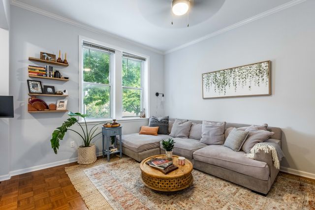 2215 W Wellington Avenue 1F, Chicago, IL 60618