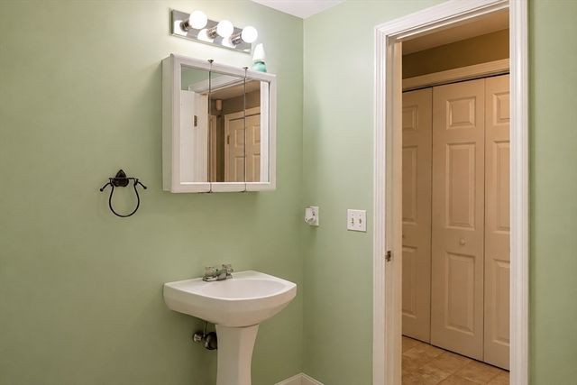 94 Whitins Rd, Sutton, MA 01590