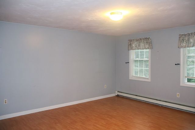 94 Whitins Rd, Sutton, MA 01590