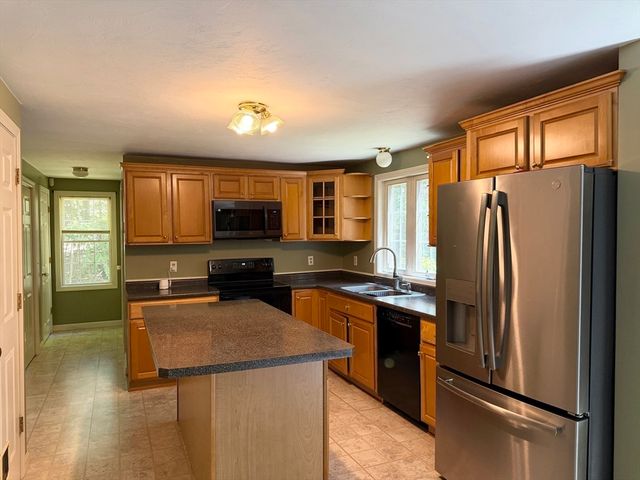 94 Whitins Rd, Sutton, MA 01590